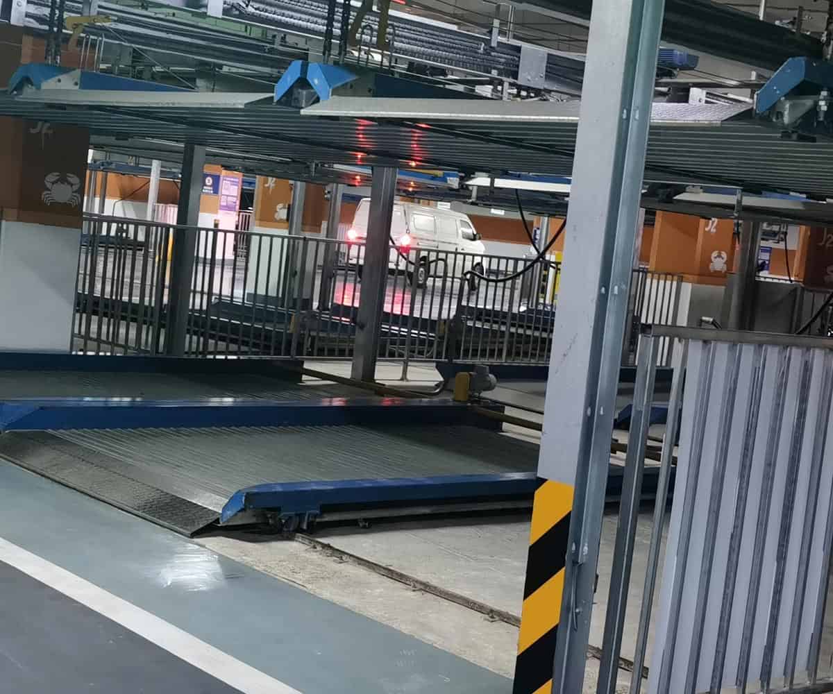 兩柱式機(jī)械停車位二手.jpg